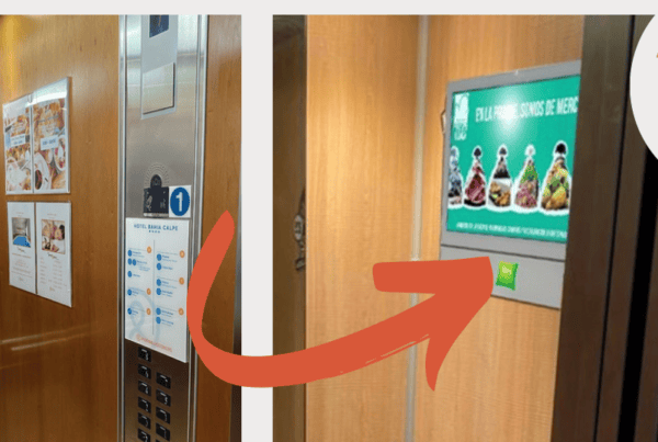 Pantallas digitales en ascensor de hotel mostrando promociones y servicios.